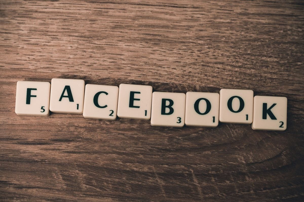 zdjęcie napisu facebook ułożone ze skrabli