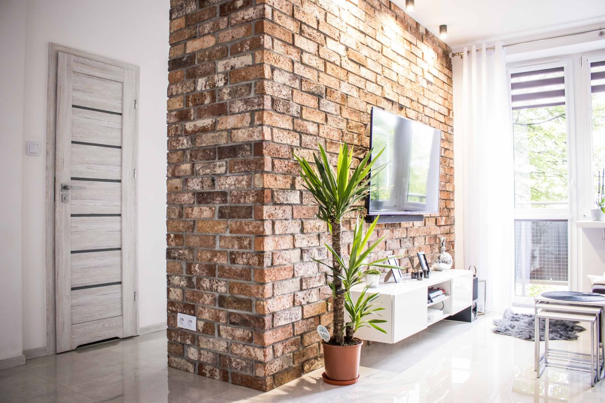 płytki ceglane w salonie