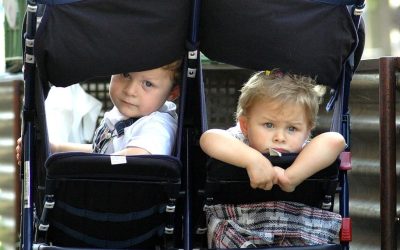 Wózek dla bliźniaków? Sprawdź, jak wybrać najlepszy!