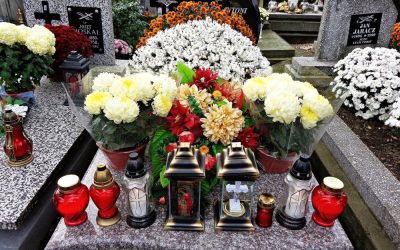 Stroiki na cmentarz ze sztucznych kwiatów. Na jakie kompozycje zwrócić uwagę?