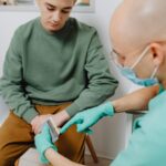 mężczyzna u lekarza omawiający zabieg wazektomii