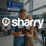 Sharry na tle para stojąca na dworcu autobusowym i pokazująca swoje bilety