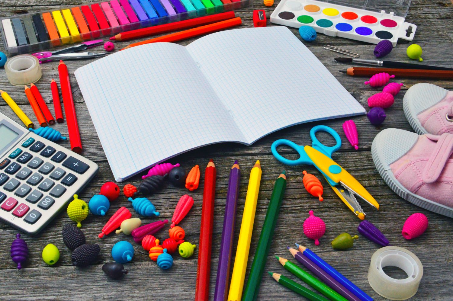 school-stationery-background-supplies-white-back-1445891-pxhere.com biurko